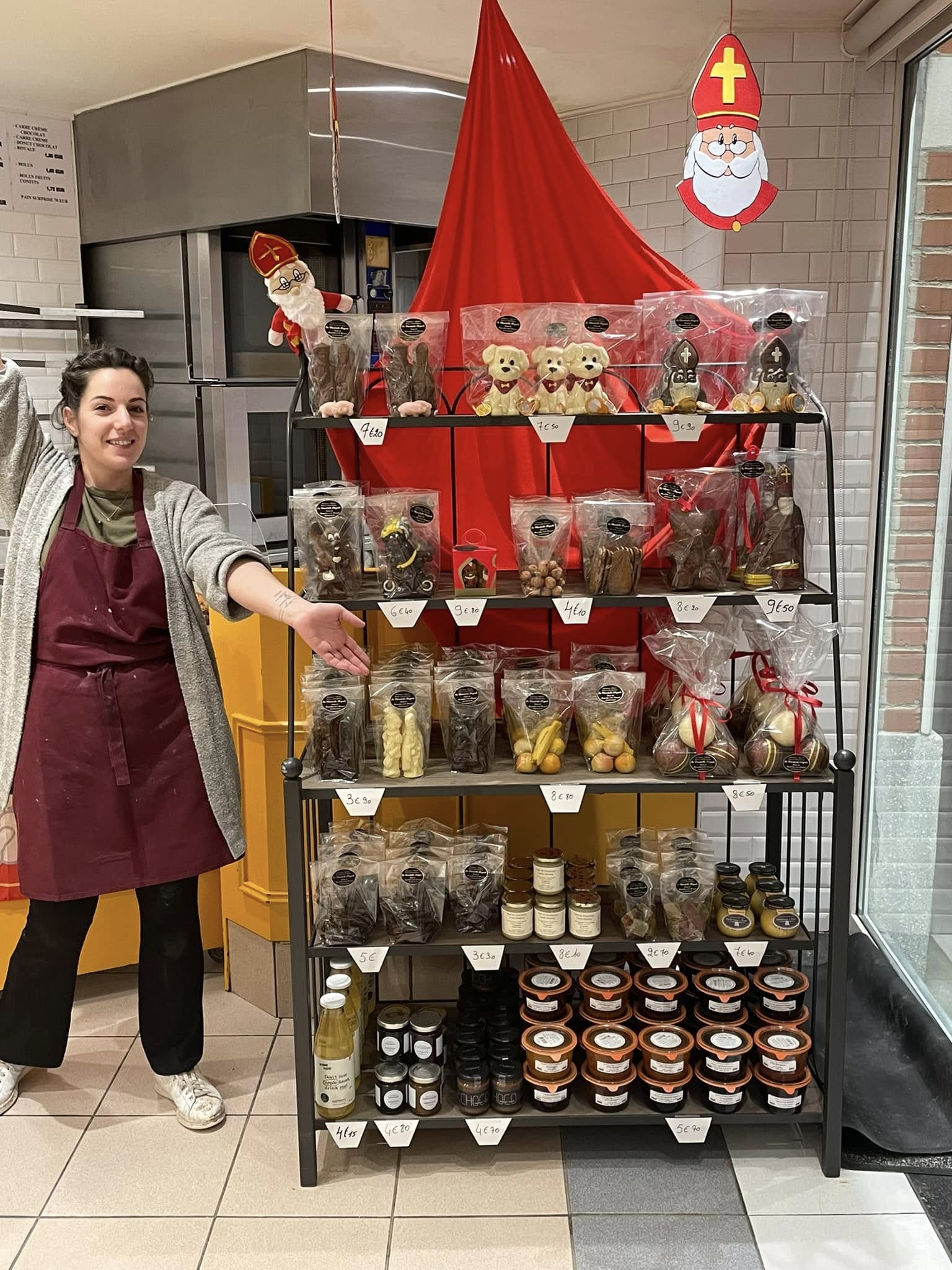 Présentoir de la boulangerie avec spécialités de Saint-Nicolas